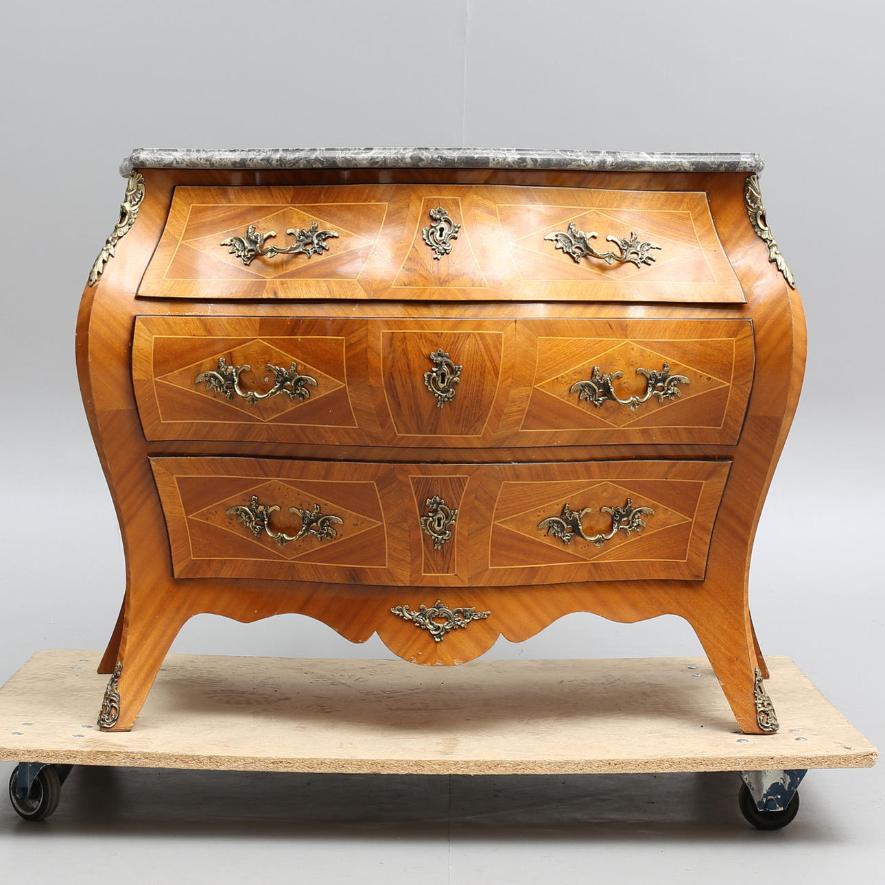 BYRÅ med stenskiva, rokokostil, 1958.