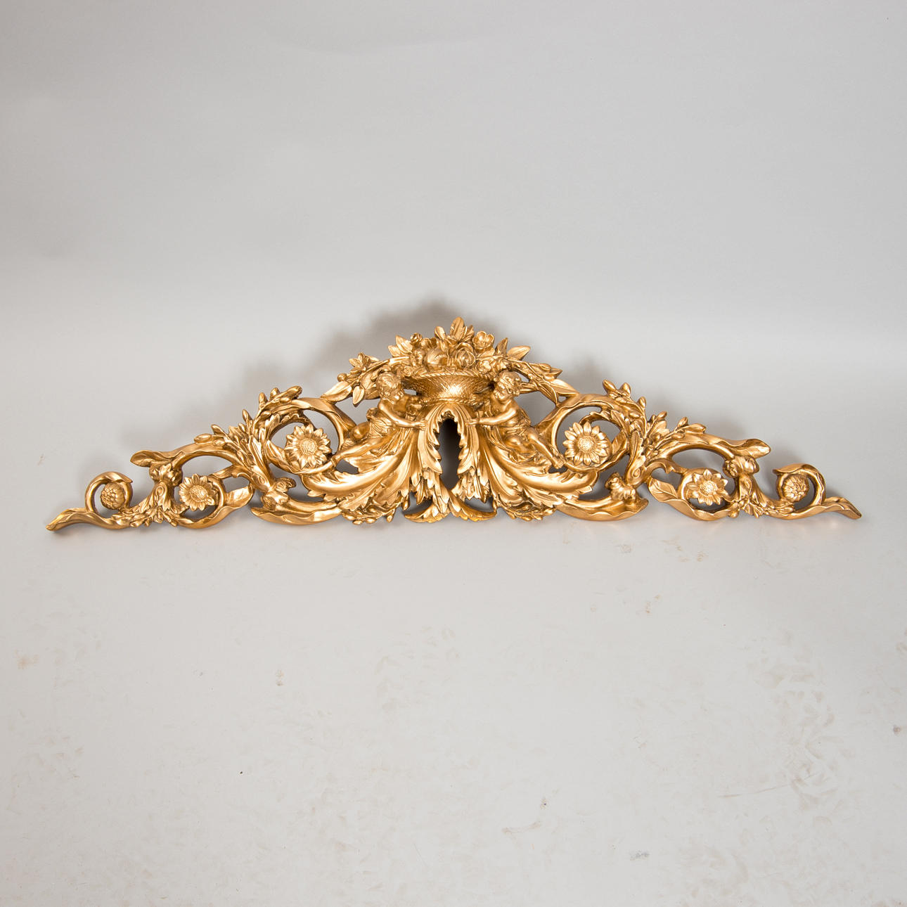 KRÖN MED ÄNGLAR, förgyllt, rokokostil, samtida.