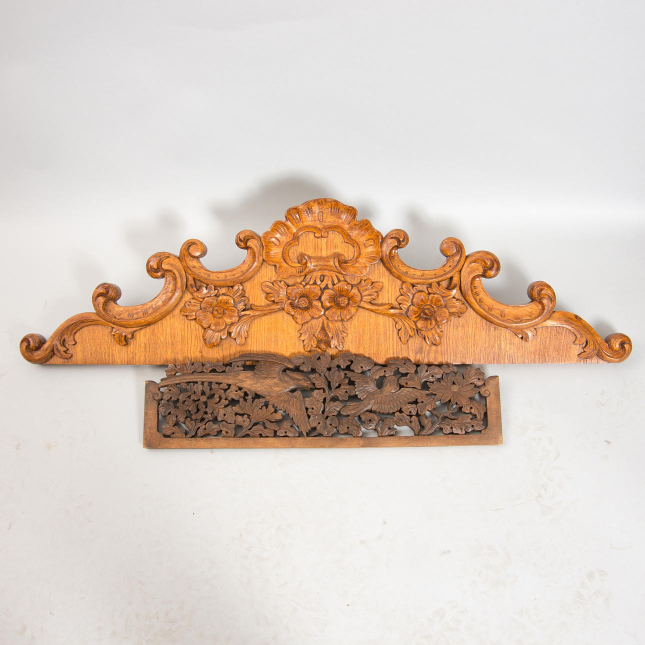 KRÖN, 2 stycken, skuret trä, tidigt 1900-tal.