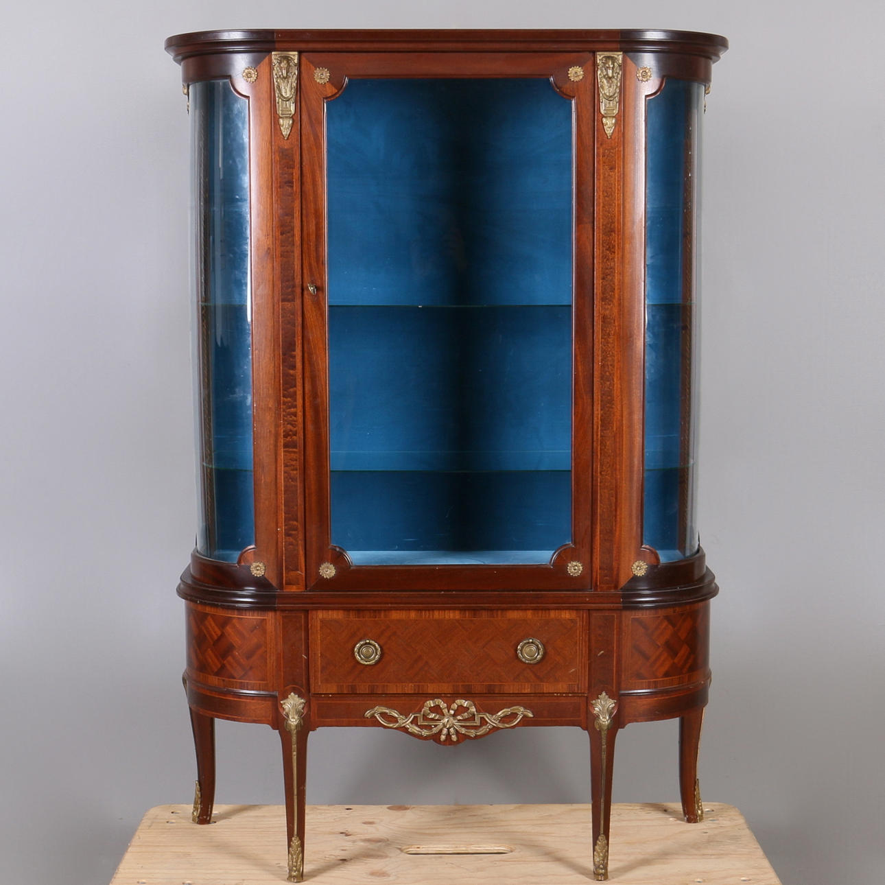 VITRINSKÅP, mahogny, 1900-talets mitt.