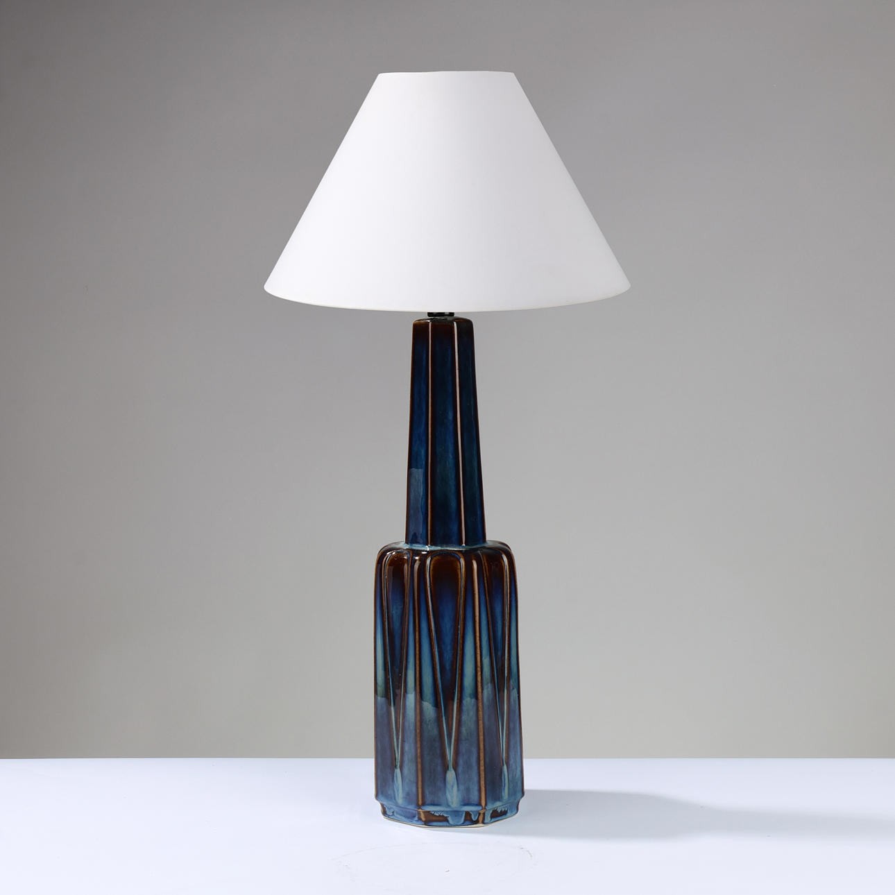 SØHOLM: Hög bordslampa av stengods glaserad i blå och bruna nyanser, modellnr. 1033, Bornholm, Danmark, 1950/60-tal