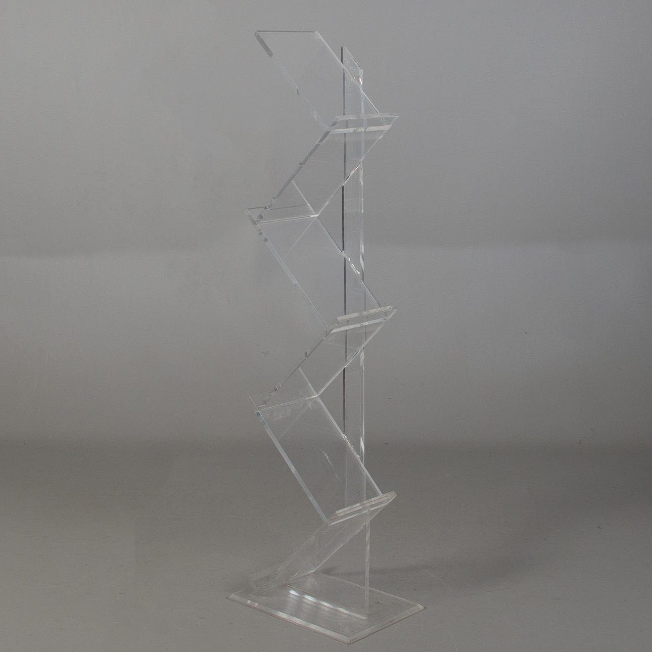 TIDNINGS- / BROSCHYRSTÄLL, PLEXIGLAS, 1900-talets andra hälft.