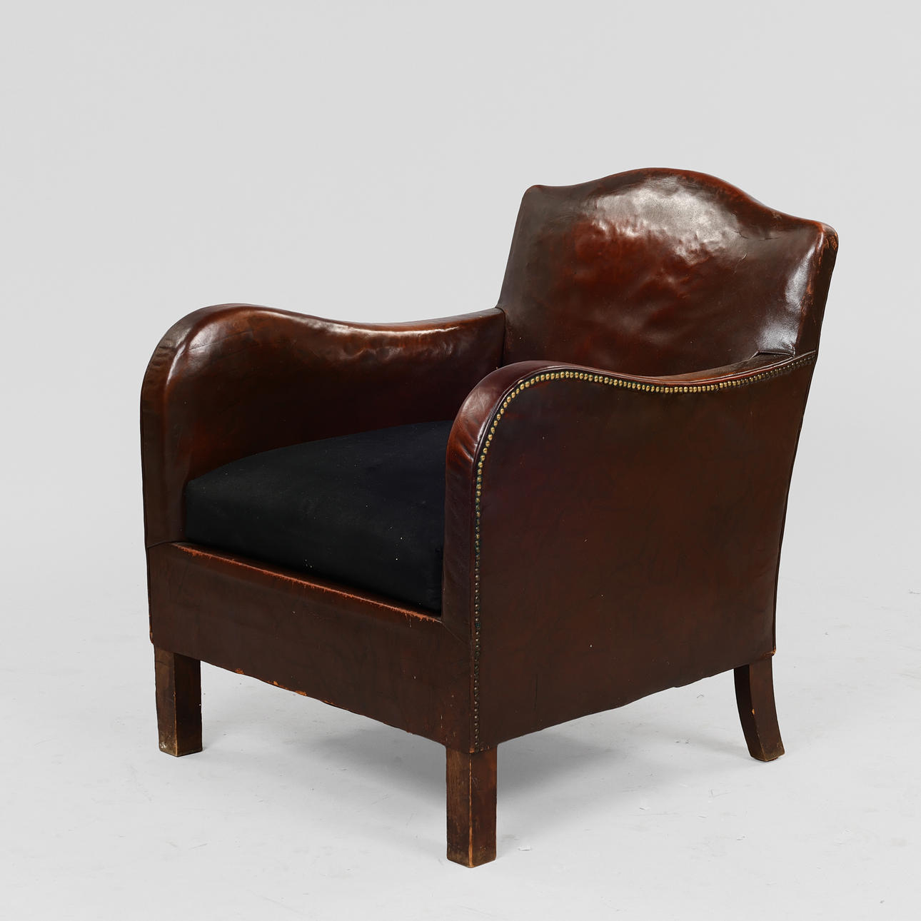 Art Deco 'Club Chair', spikerslagen cognacfärgat läder, 1900-talets första hälft, Danmark