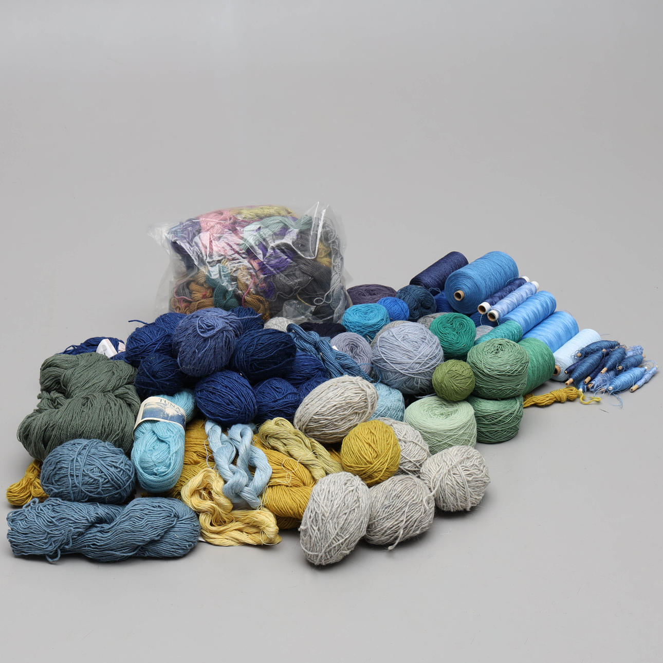 YARN/THREAD, dyed, primarily wool.