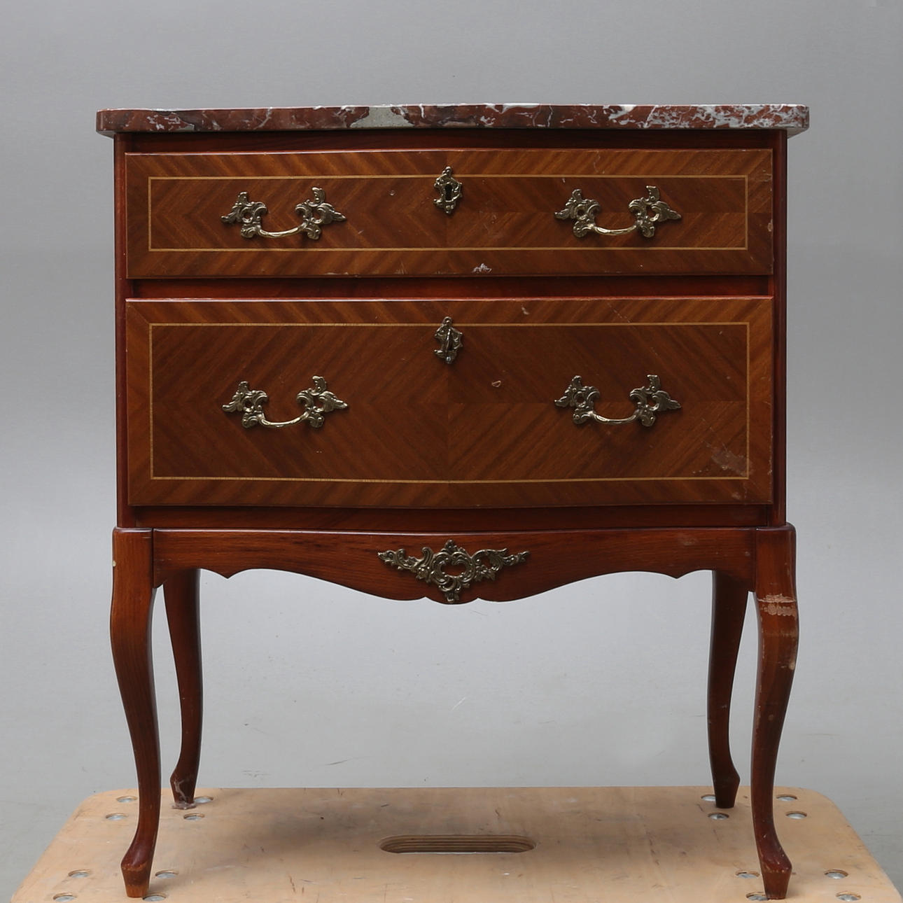 BYRÅ, med stenskiva, Louis VXI-stil, 1900-tal.