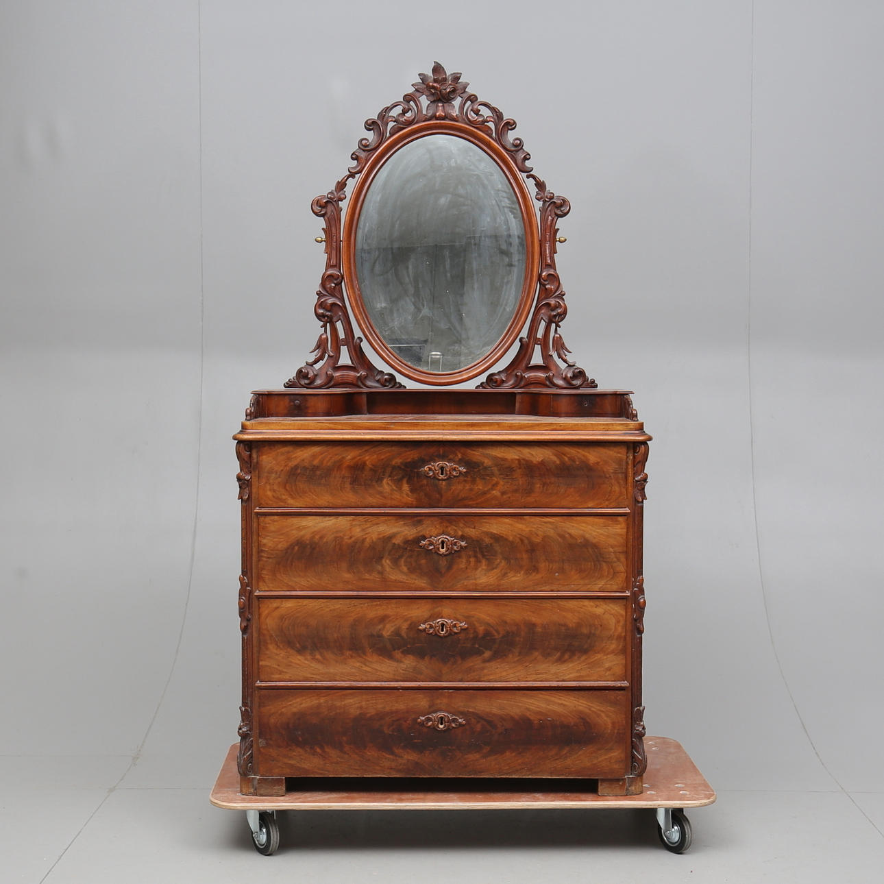 SPEGELBYRÅ, rokokostil, 1800-talets andra hälft.