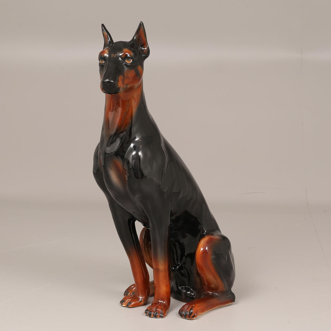 HUNDEFIGUR, porcelæn. Doberman Pinscher.