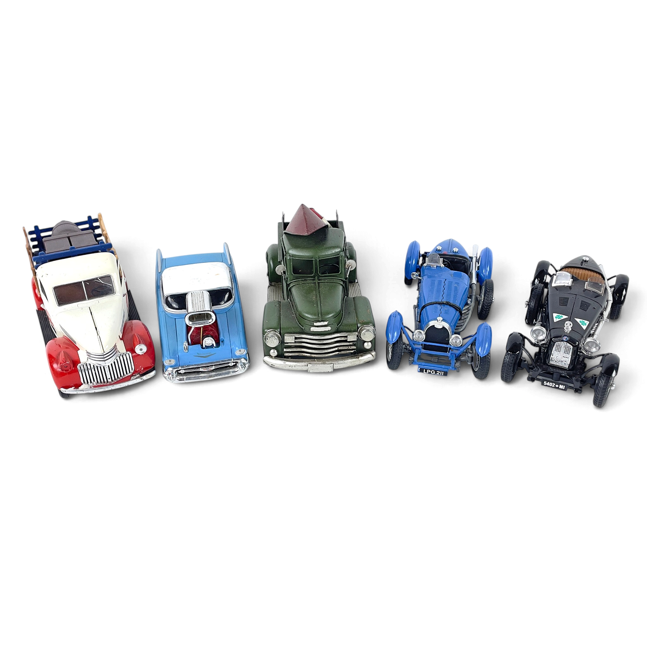 MODELLBILAR, 5 st, Bugatti, Alfa Romeo, Chevrolet lastbil, Lastbil med båt, Chevrolet bel ler.