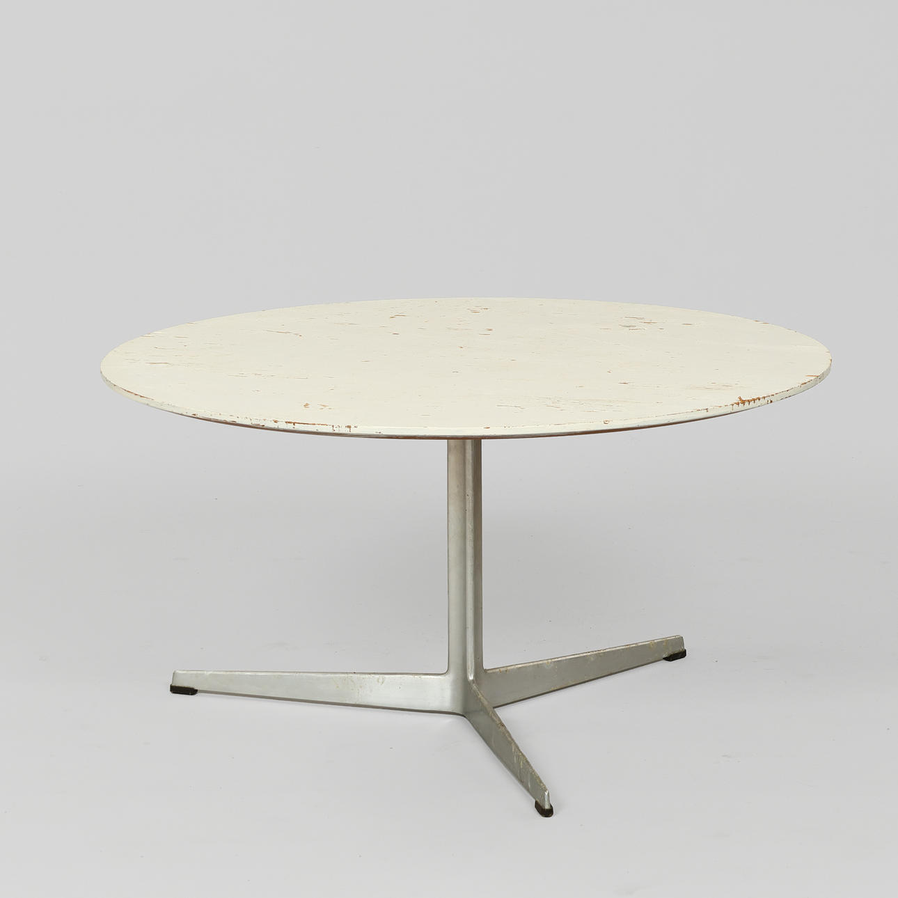 ARNE JACOBSEN. Cirkulärt soffbord modell 3515 från 1968, Fritz Hansen