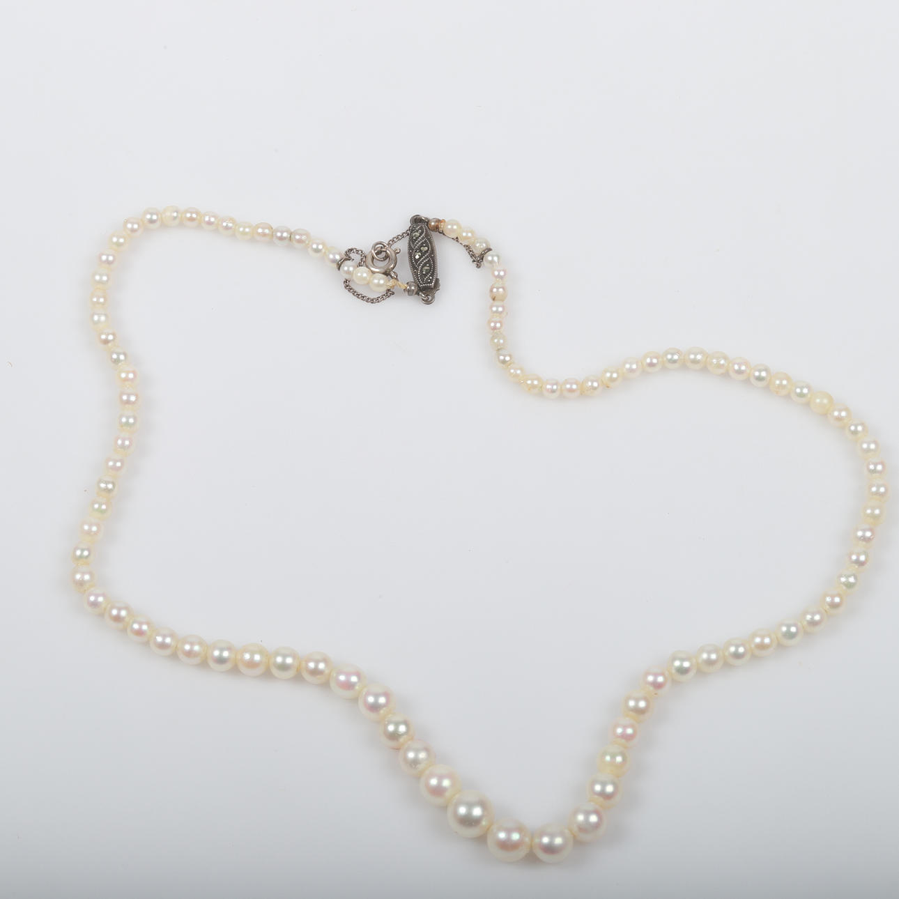 COLLIER, odlade pärlor med lås av silver och markasiter.