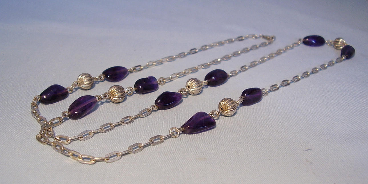 LÅNGT CHARLESTON HALSBAND MED AMETIST.