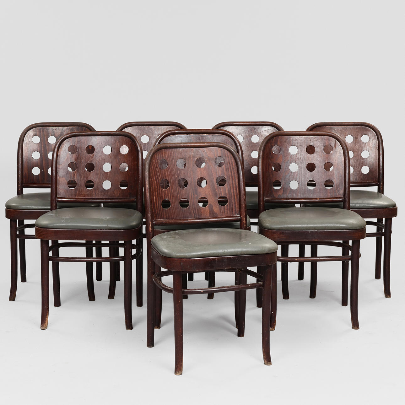 JOSEPH HOFFMAN. EFTER. Set om åtta stolar av betsad bok och läder, 1980-90-tal. (8)