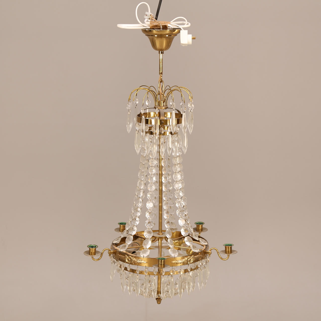 TAKARMATUR, mässing / prismor, droppformad, 1900-tal.