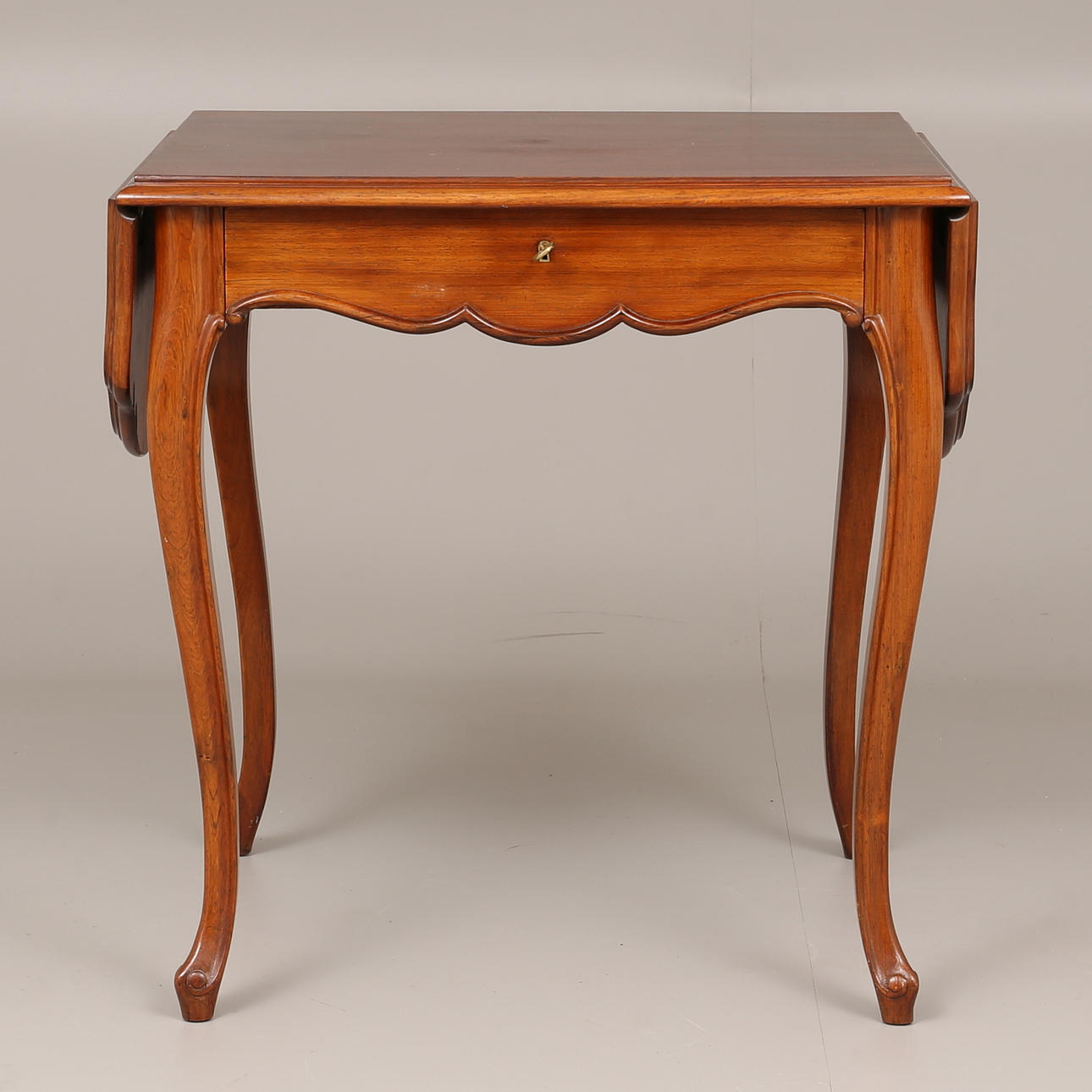 KLAFFBORD, fanerat med mahogny. Nyrokokostil, 1900-tal.