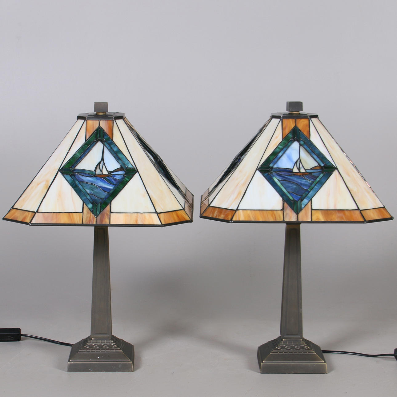 BORDSLAMPOR, ett par, metall, kupor i blyinfattat glas, tiffanystil, samtida.