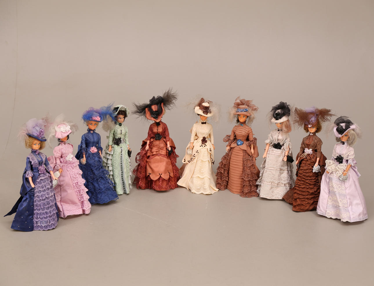 DOCKOR, 10 st, plast, med balklänningar och hatt, 19-/2000-tal.