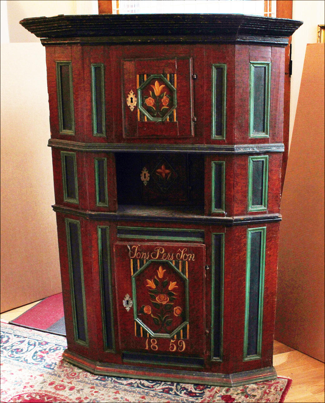 HÖRNSKÅP, drickamålat, 1800-tal.