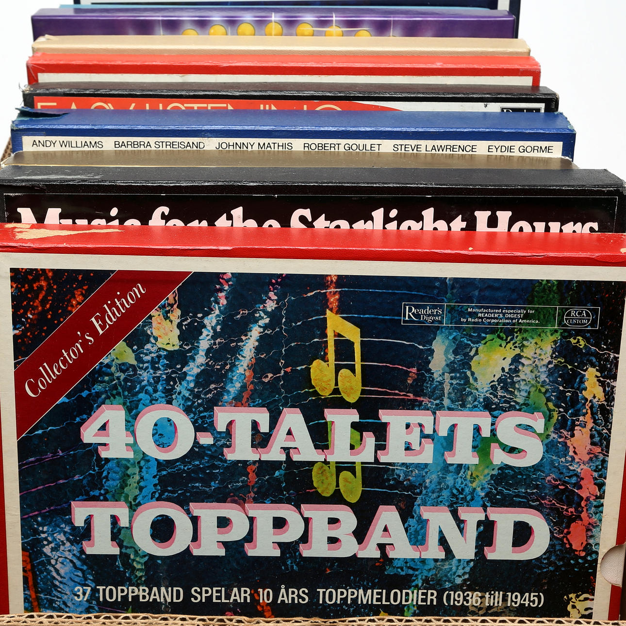 VINYLSKIVOR/BOXAR I låda.