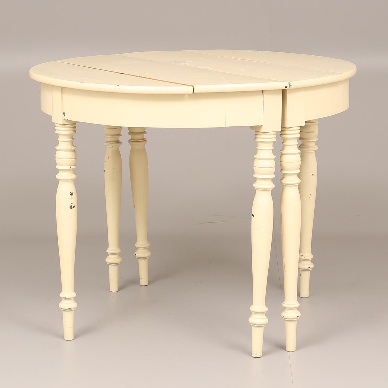 BORD, vitmålat, tvådelat, runt, sent 1800-tal.