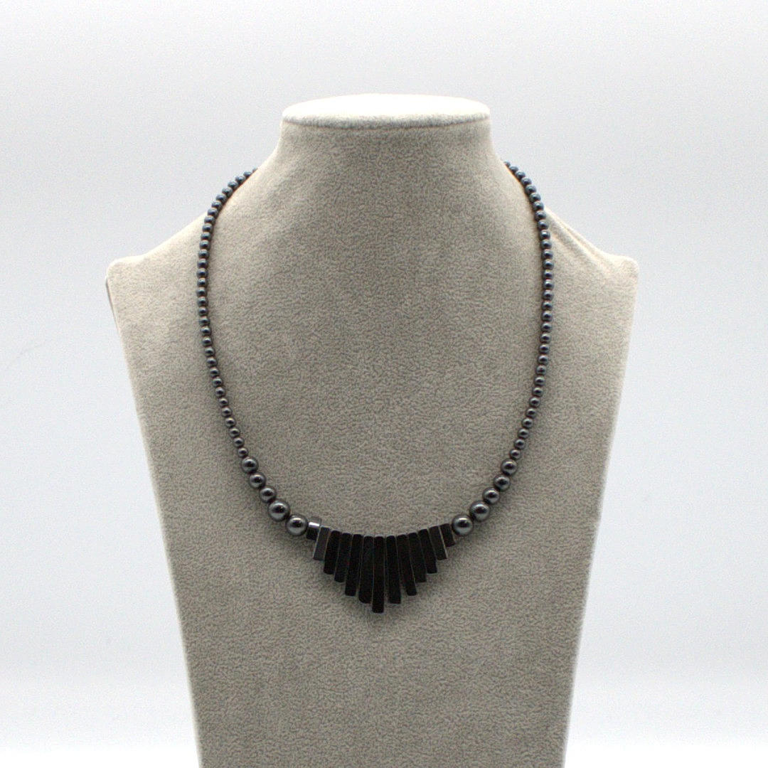 VINTAGE HÄMATITCOLLIER. HANDARBETE.