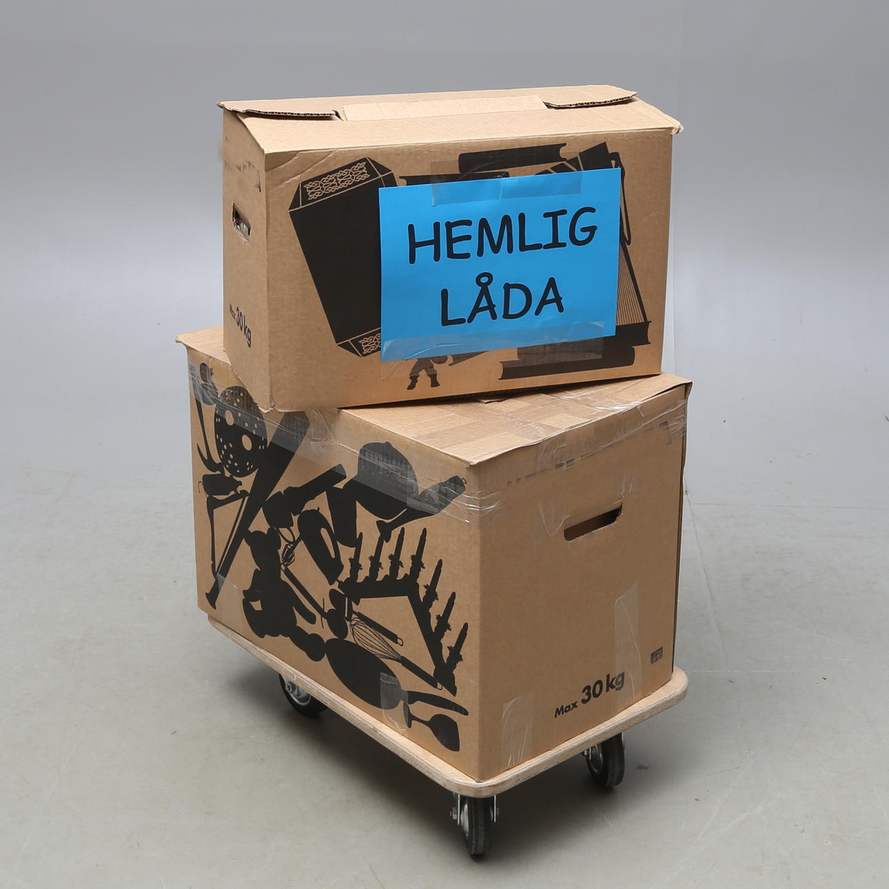 VÄLGÖRENHETSAUKTION: HEMLIG LÅDA, 2 st - TEMA SAMLARFÖREMÅL.