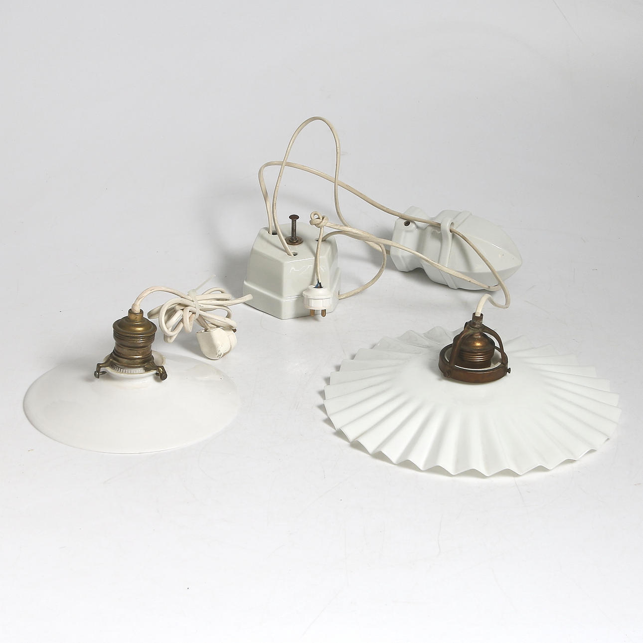 SKOMAKARLAMPOR, 2 st. bl.a. en med HISS, tidigt 1900-tal.