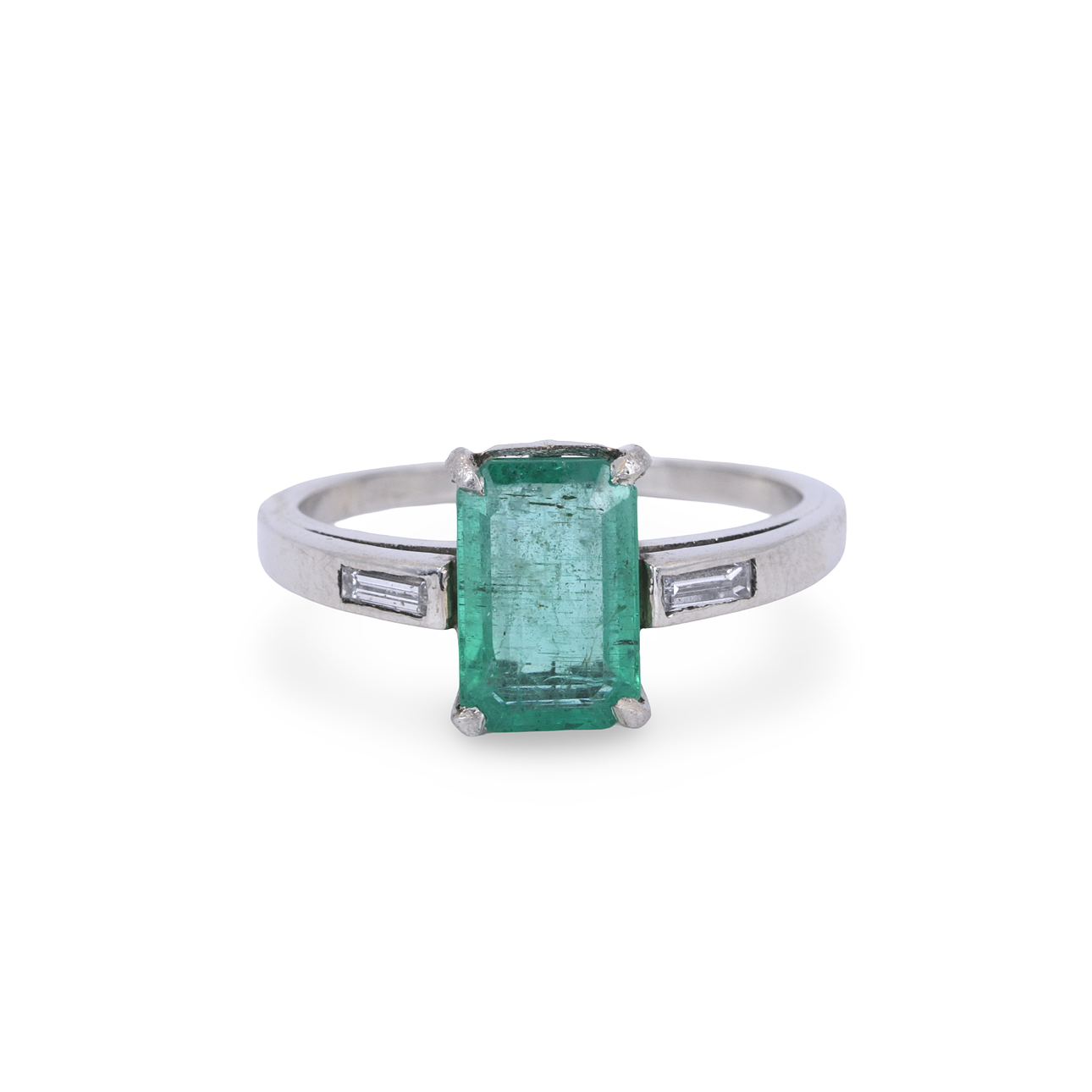 RING I PLATINA MED SMARAGD OCH DIAMANTER.