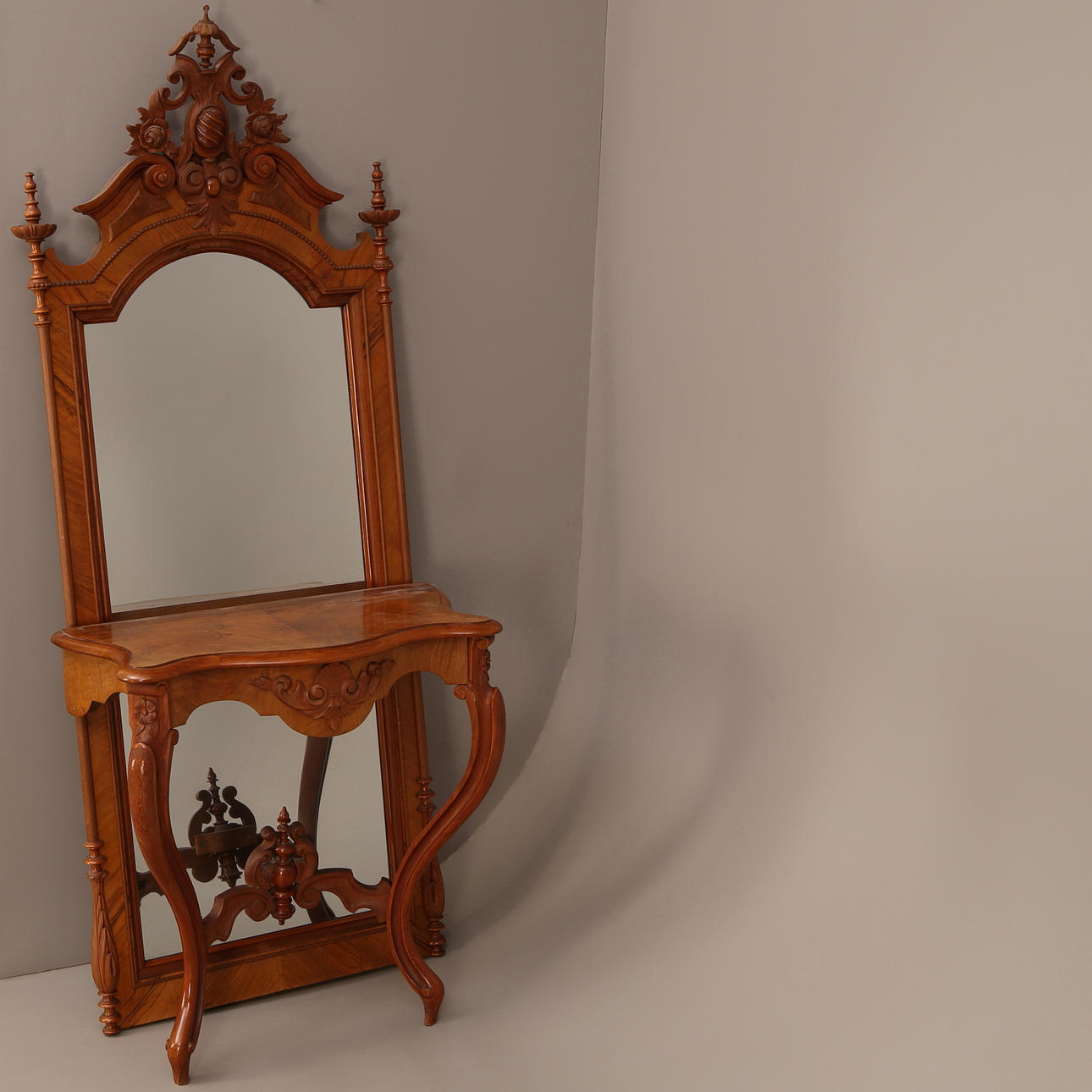 VÄGGSPEGEL med KONSOLBORD, valnöt, rokokostil, tidigt 1900-tal.
