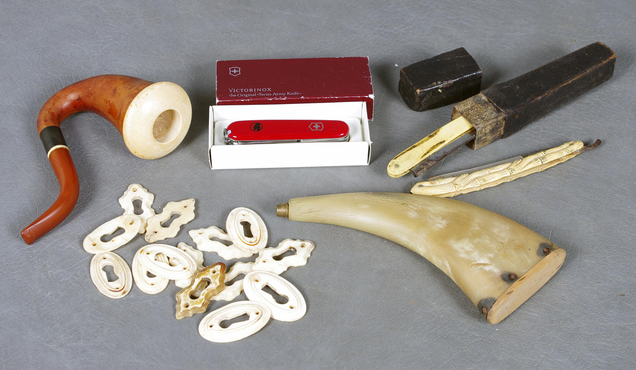 KURIOSA, pipa, skrin, beslag, rakknivar mm.