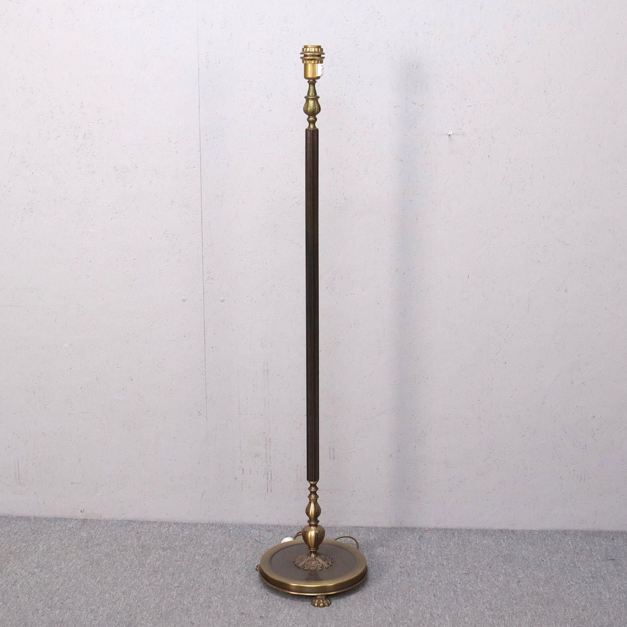 Golvlampa, mässing, 1900-talets andra hälft.