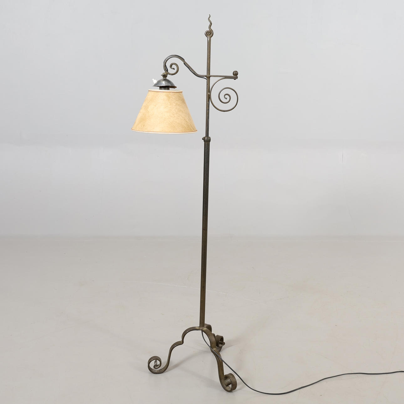 GOLVLAMPA metall 1900-talets mitt.