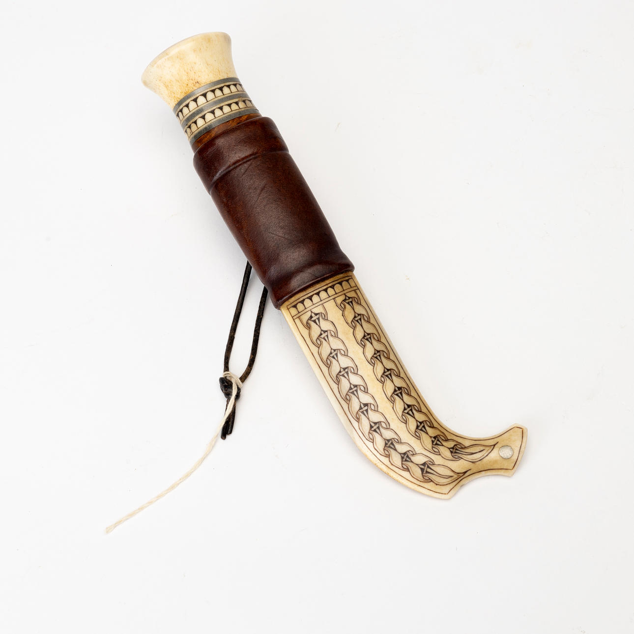BERTIL FÄLLMAN. Kniv, halvhorn, duodji, samisk hantverk, monogramsignerad