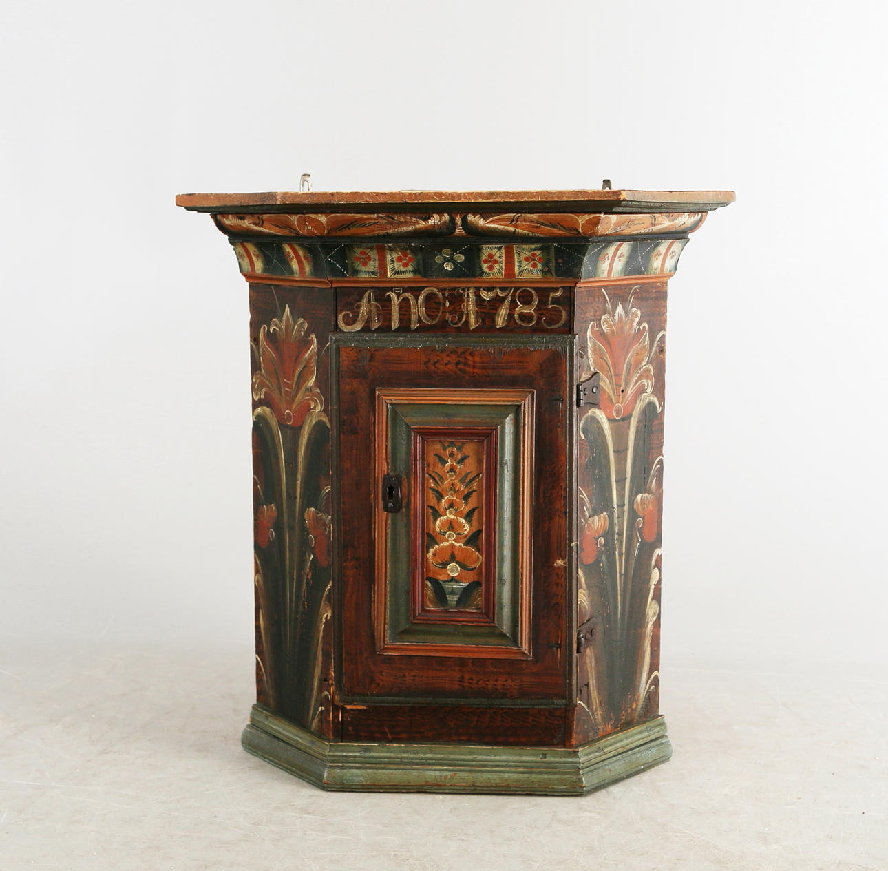 HÖRNSKÅP, Dalarna,daterat 1785..