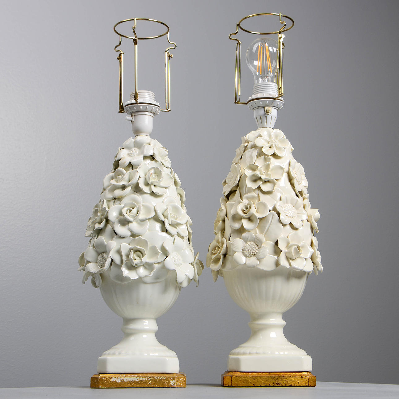 BORDSLAMPOR, 2 st, keramik, 1900-talets andra del