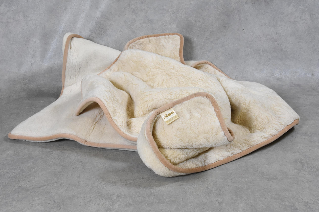 TÄCKE, 2 st Fårskinn, Österrike.