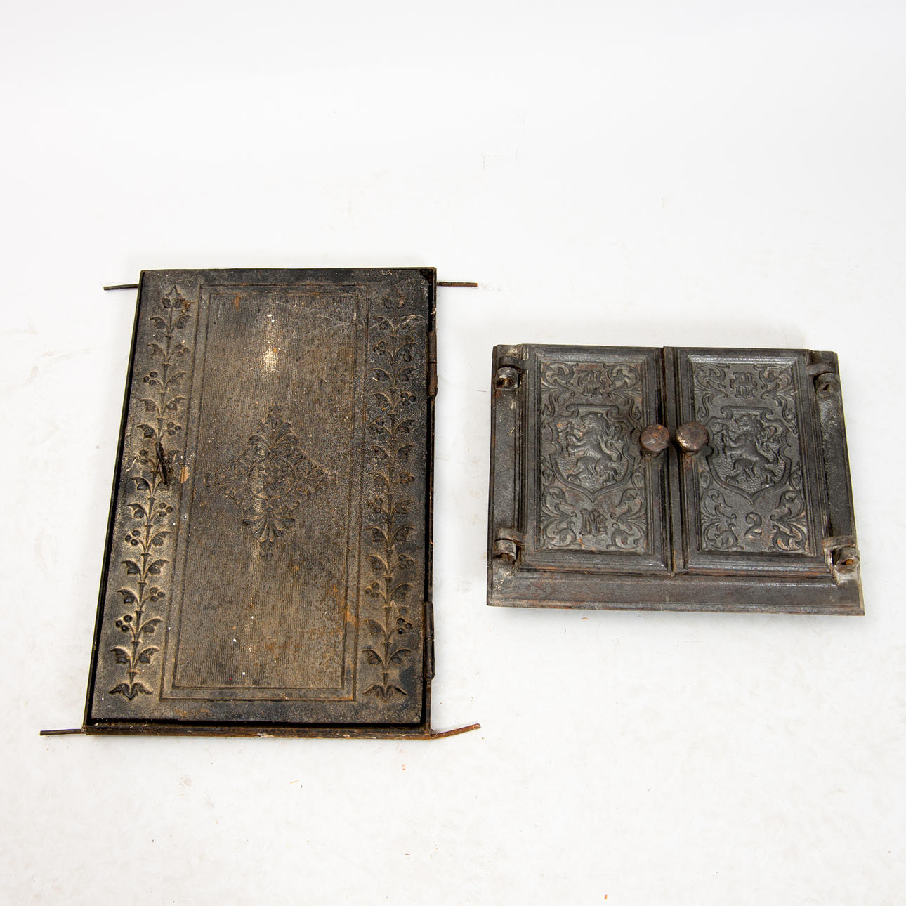 LUCKOR, 2 stycken, gjutjärn.