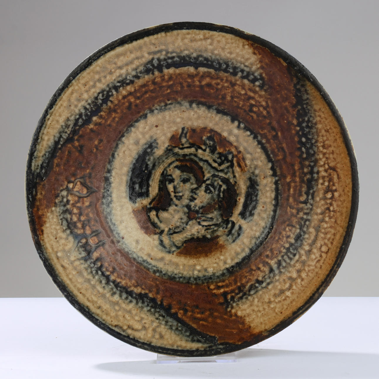 JAIS NIELSEN (1885-1961). Unik stengodsskål dekorerad med handmålat figurmotiv, daterad 1946, Royal Copenhagen, Danmark