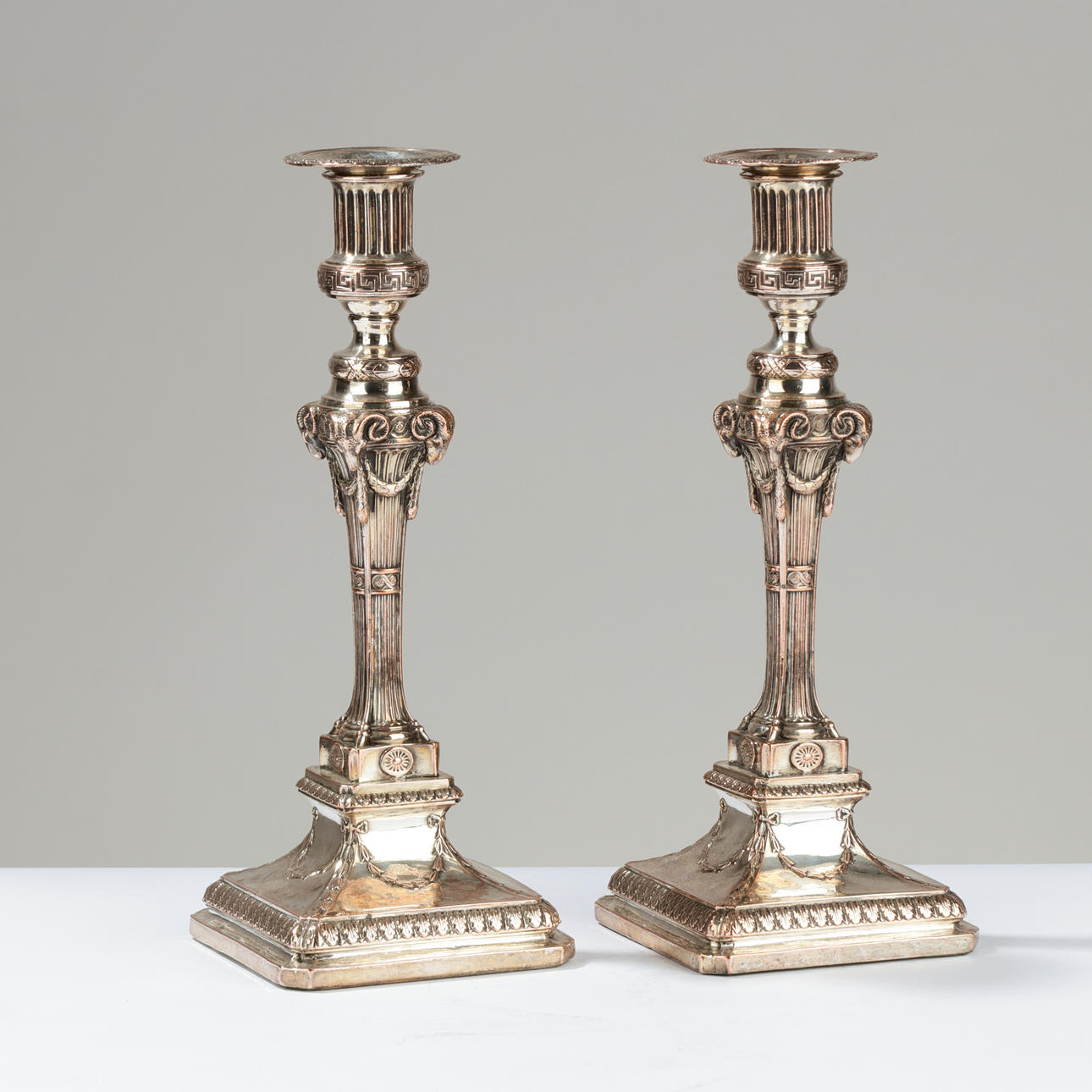 ETT PAR engelska 'Old Sheffield' ljusstakar i nysilver, Robert Adam-stil, ca 1780 (2)