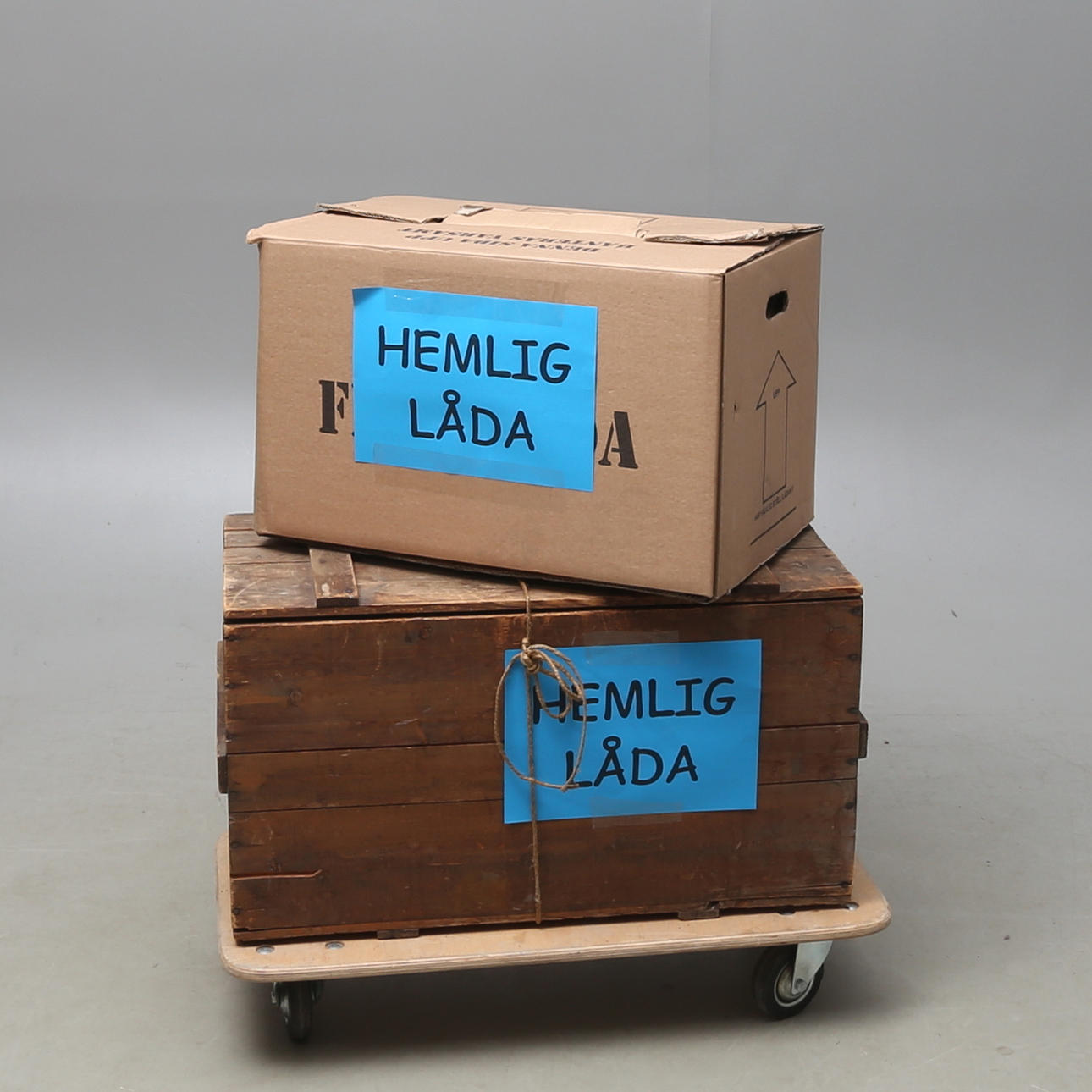 VÄLGÖRENHETSAUKTION: HEMLIG LÅDA, 2 st - TEMA MEGAMIX.