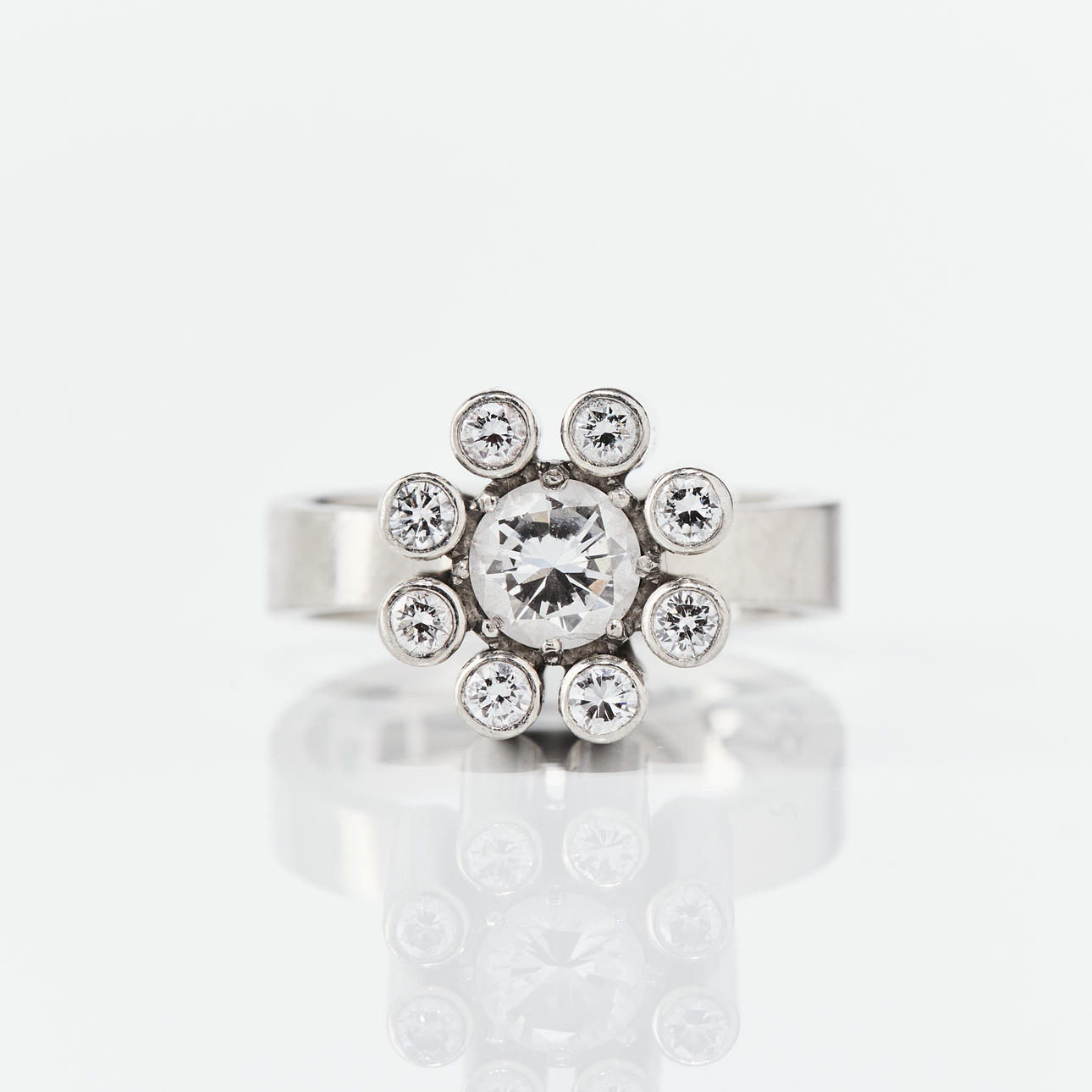 KARL HEINZ SAUER. Ring, 18K vitguld med diamanter, Västerås 1975