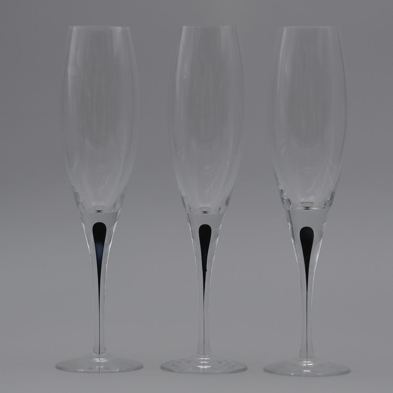 ERIKA LAGERBIELKE. 3 CHAMPAGNEGLAS "INTERMEZZO" ORREFORS, SVARTA DROPPAR.