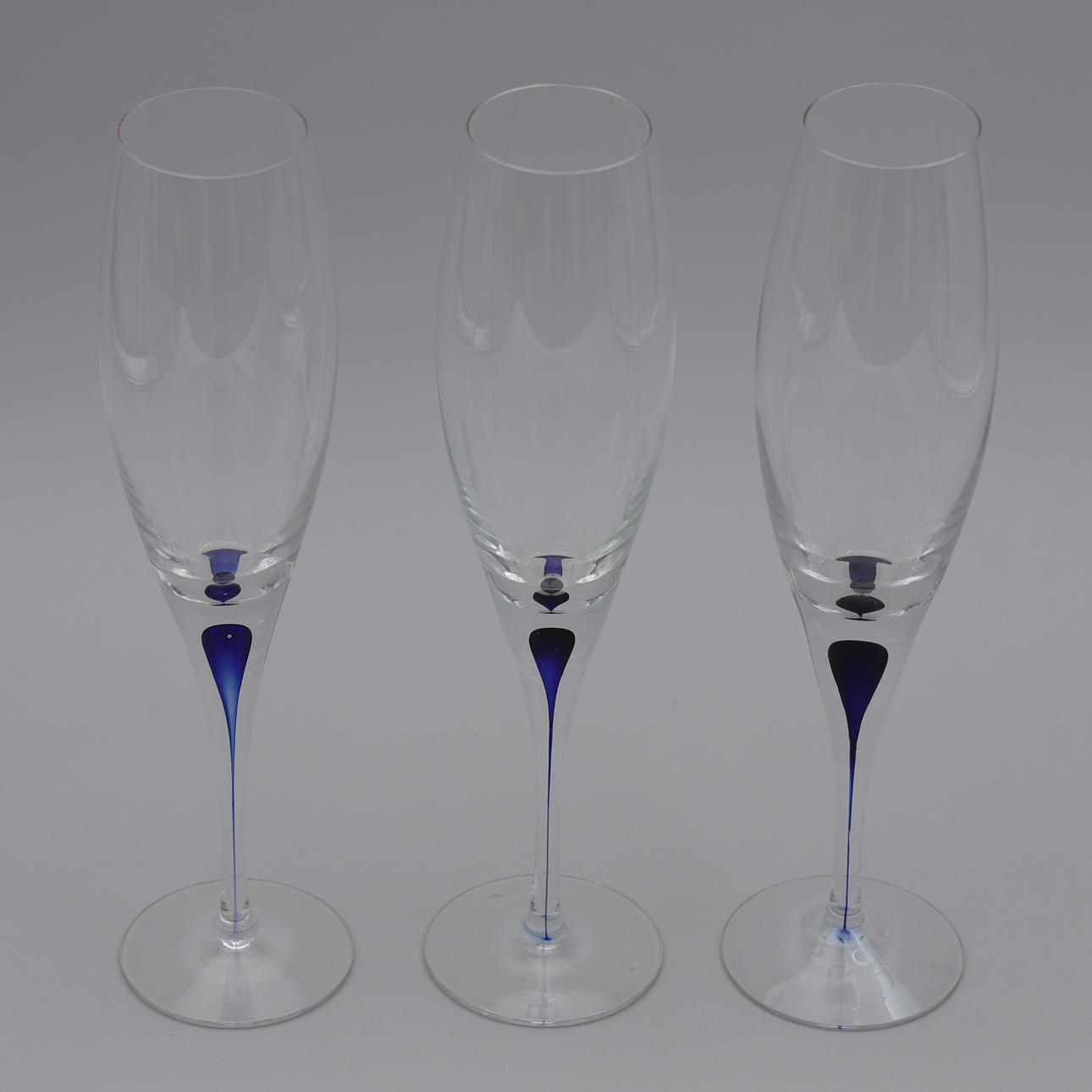 3 CHAMPAGNEGLAS "INTERMEZZO" ORREFORS, BLÅ DROPPAR.