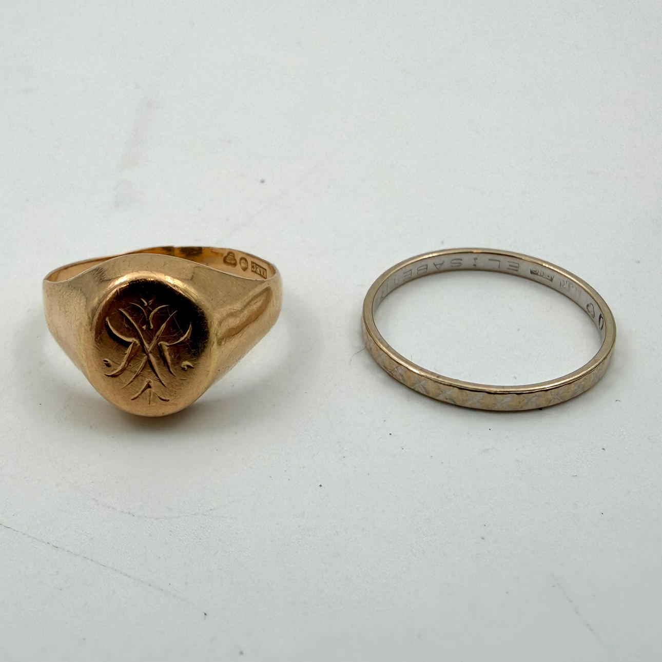 RINGAR, 2 st, guld 18k respektive vitguld 18k, 1900-tal, varav en klackring, total vikt ca 5,18 gr.
