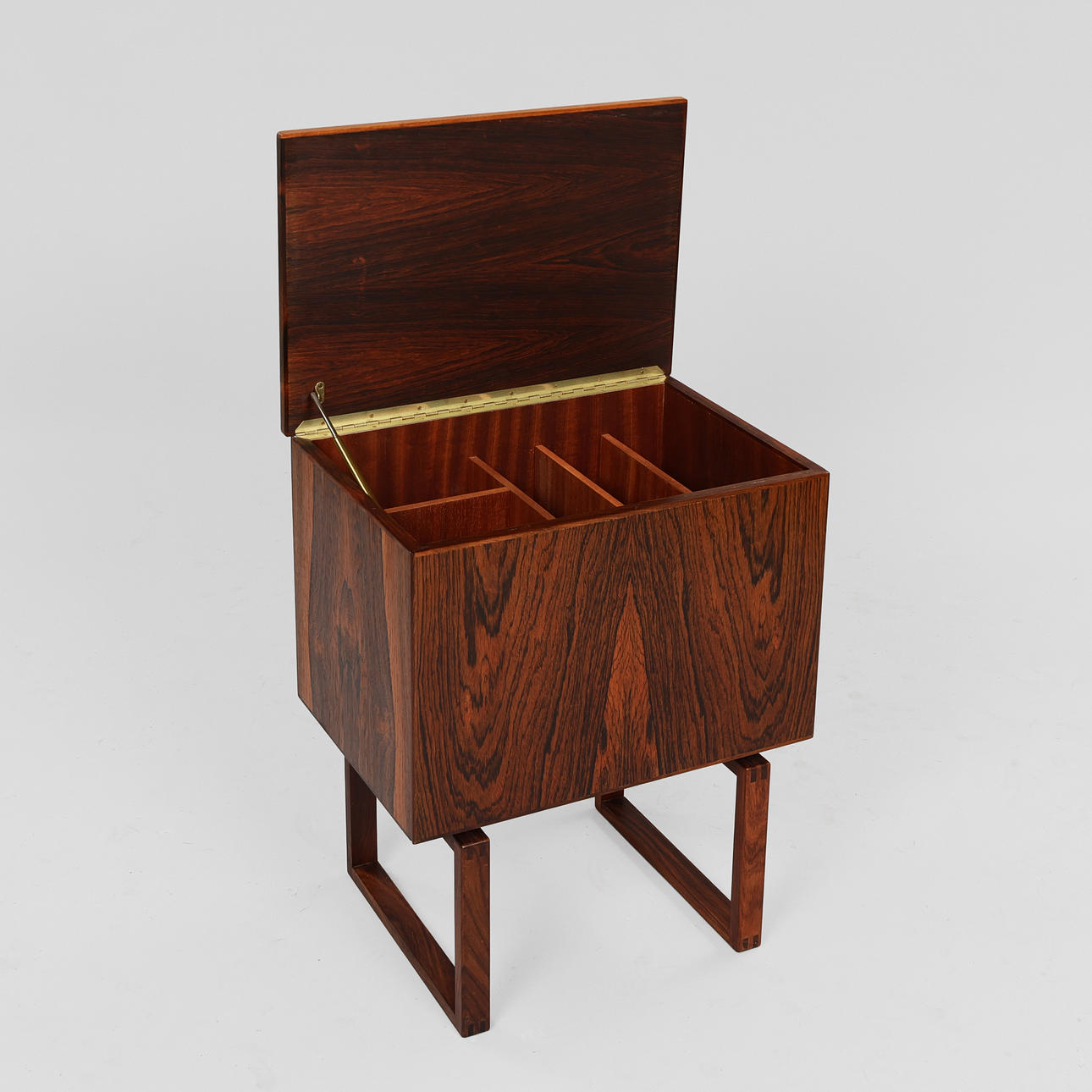 DANSK MÖBELDESIGN. Möbel av jakaranda med medar, ca 1960-tal