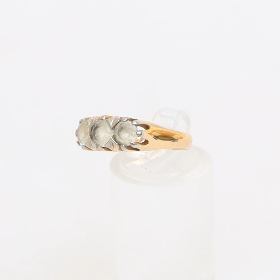 RING, 18k, guld, med tre infattade klara dekorer.