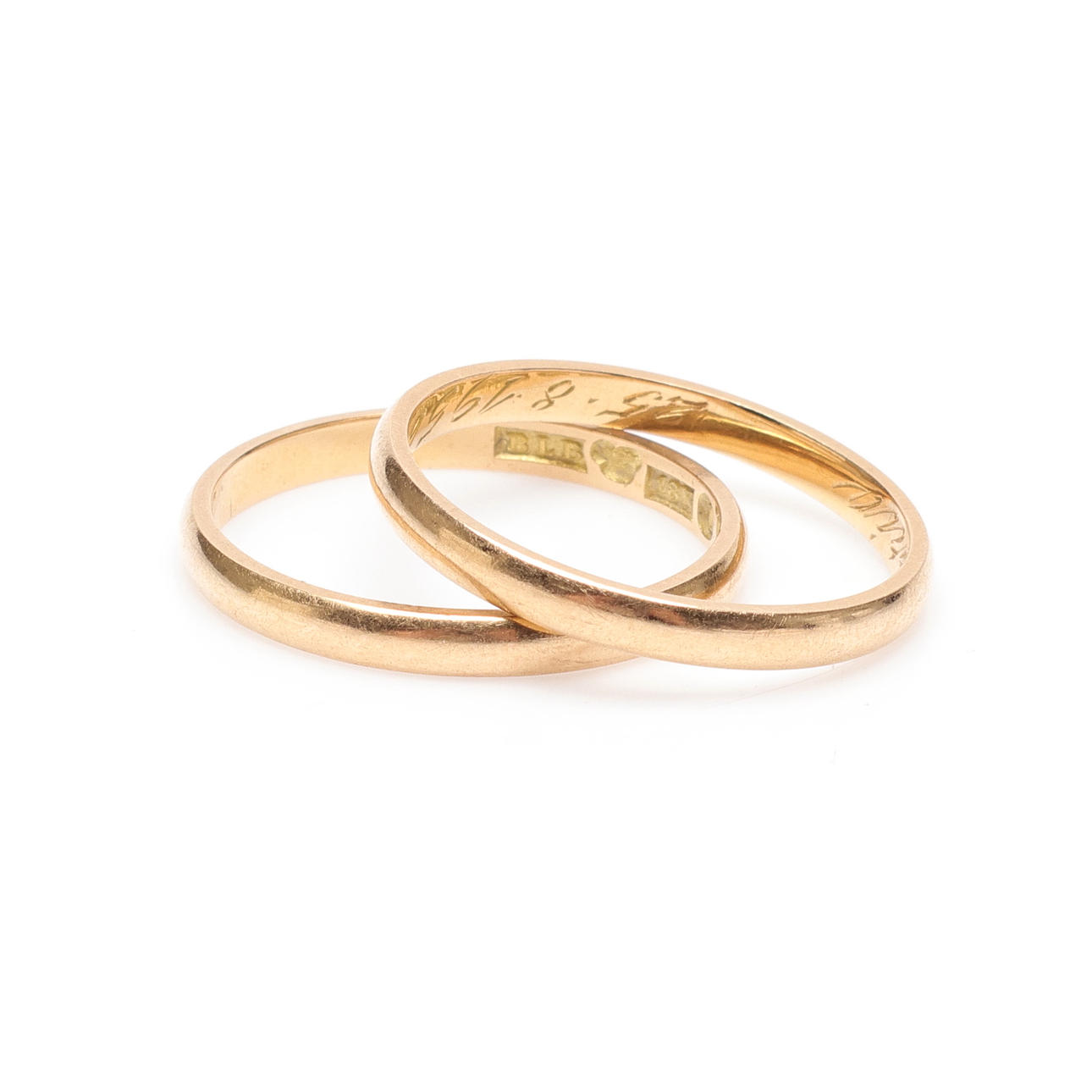 RINGAR, 2 st, 18k guld, slät modell, vikt ca 5,9 g.