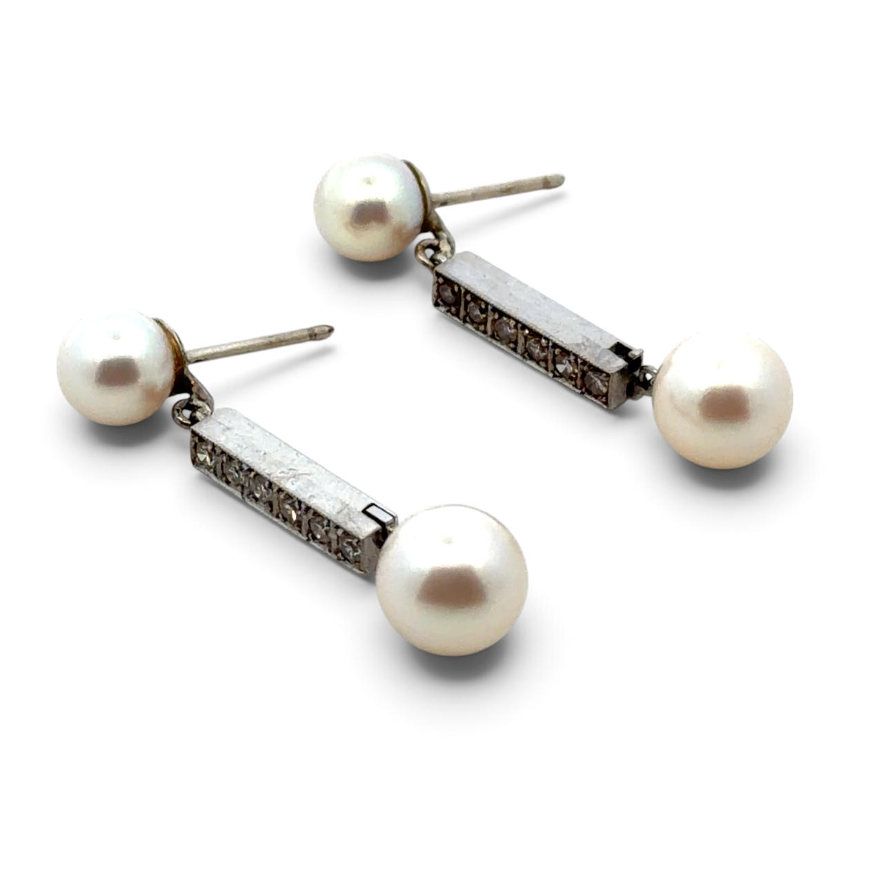 PEARL AND DIAMOND EARRINGS.