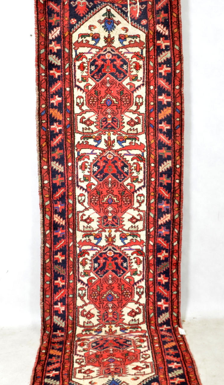 GALLERIMATTA, handknuten, 250x80 cm.