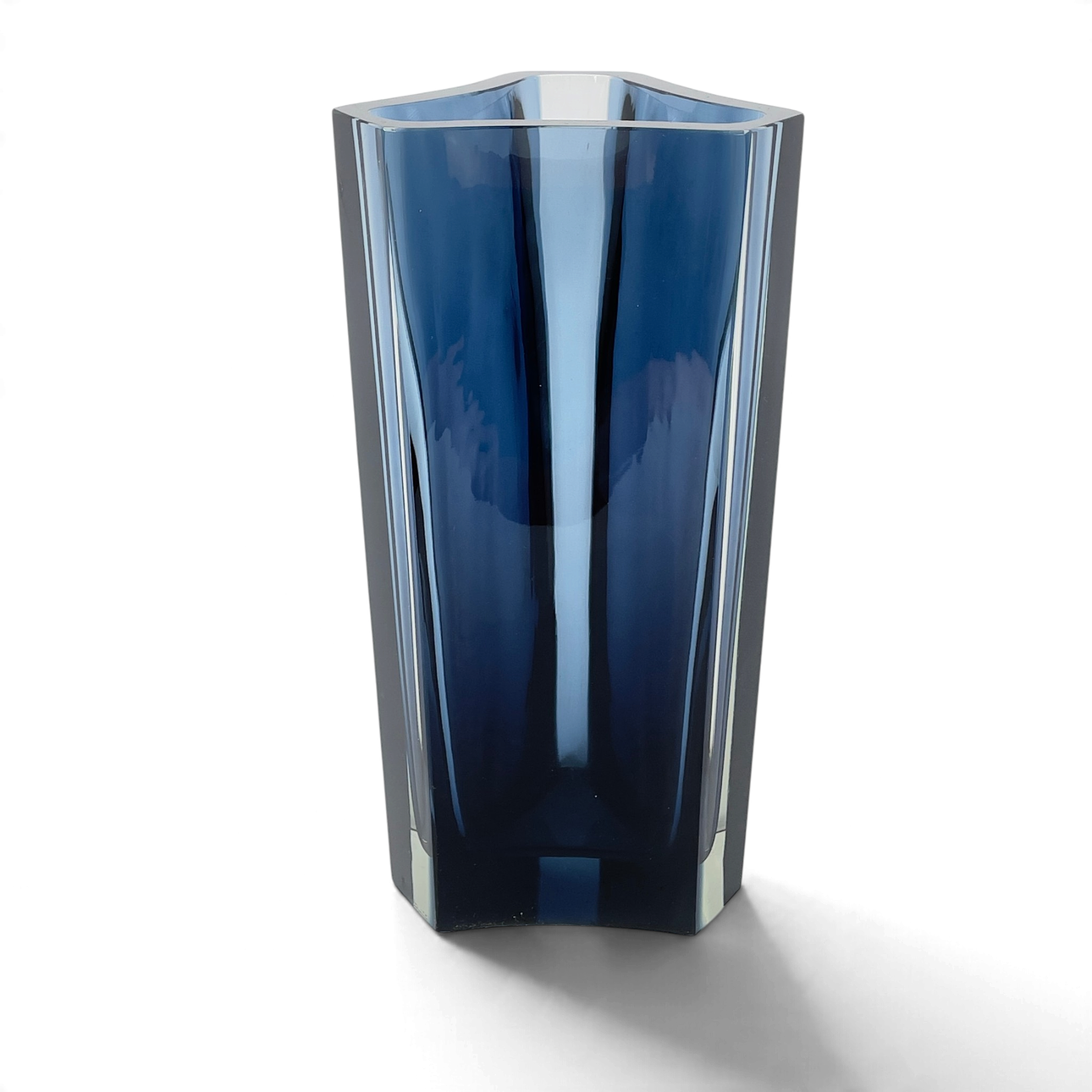 JAAKKO NIEMI. Vas, glas, Nuutajärvi Notsjö, signerad & daterad 1963.
