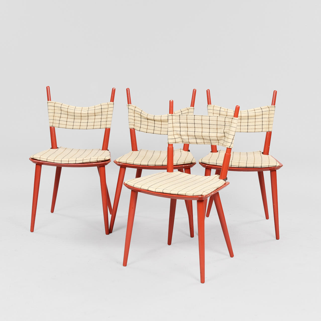 JØRGEN BÆKMARK. Set om fyra bemålade stolar, modell J108, FDB Møbler, 1960-tal. (4)